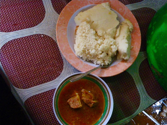 ウガンダ　牛肉のスープとウガリ