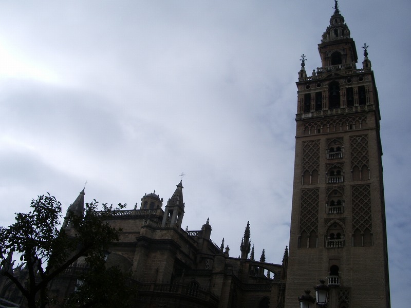 スペイン　セビーリャ　カテドラルとヒラルダの塔