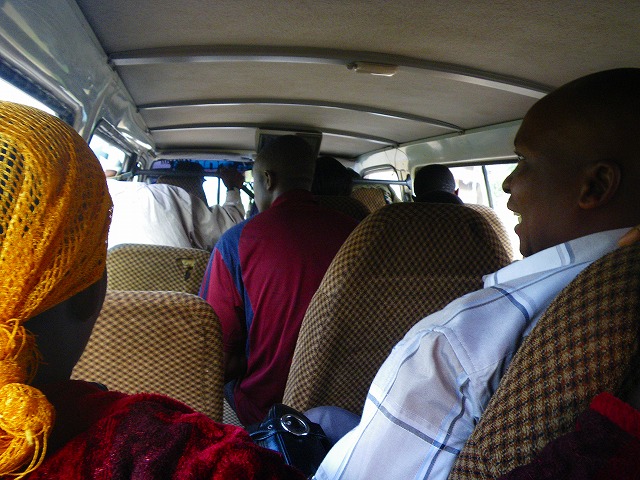 ウガンダ　カセセ行きの乗り合いタクシー