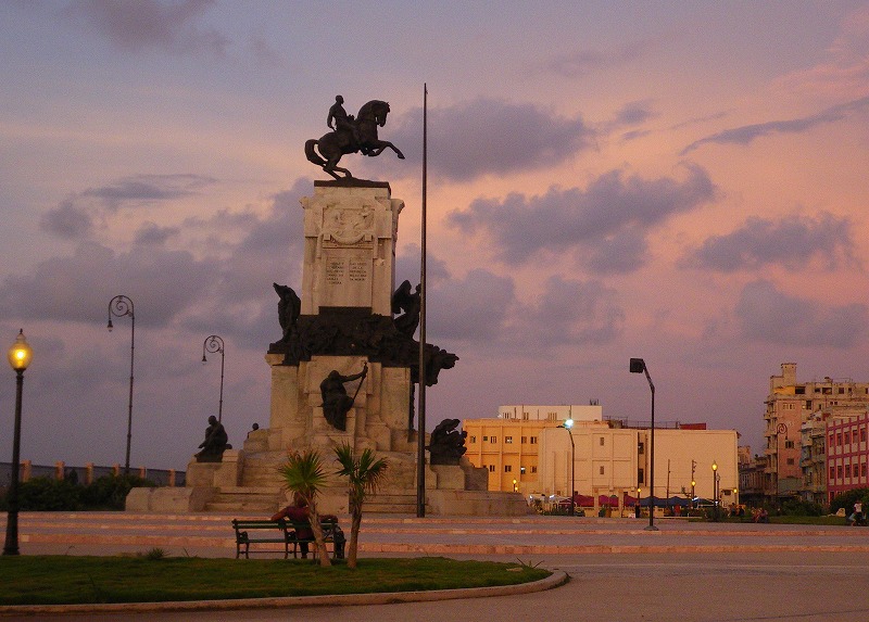 キューバ　ハバナ　マセオ広場