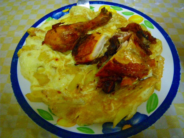 タンザニア　アルーシャ　チキンとポテト入りの卵焼き　