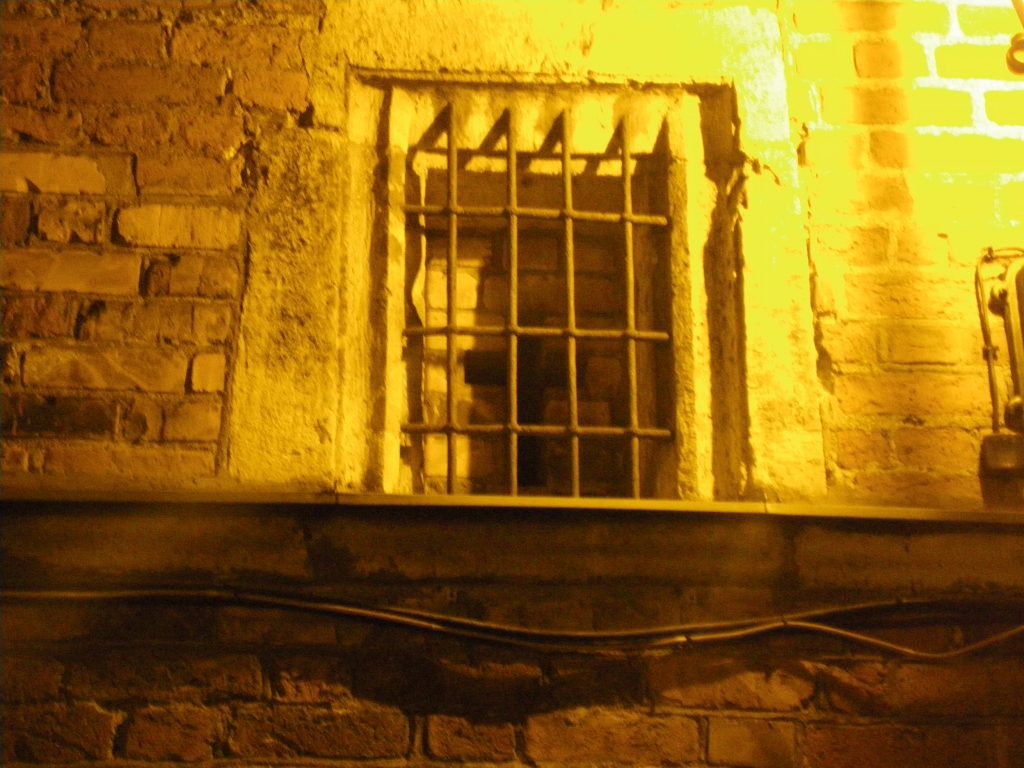 ラトヴィア　聖ヨハネ教会の壁の十字架の穴