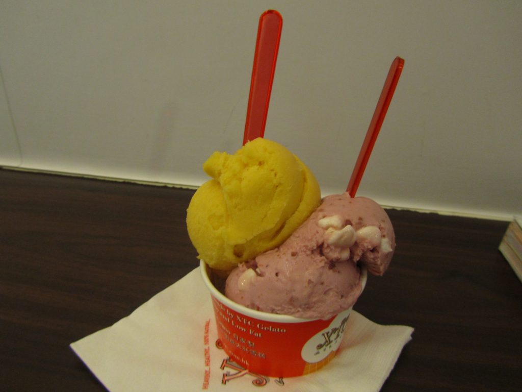 香港　マンゴーとベリーマシュマロのアイス