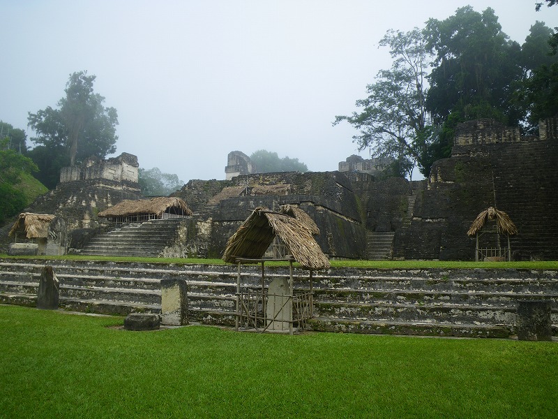 グアテマラ　フローレス　ティカル遺跡